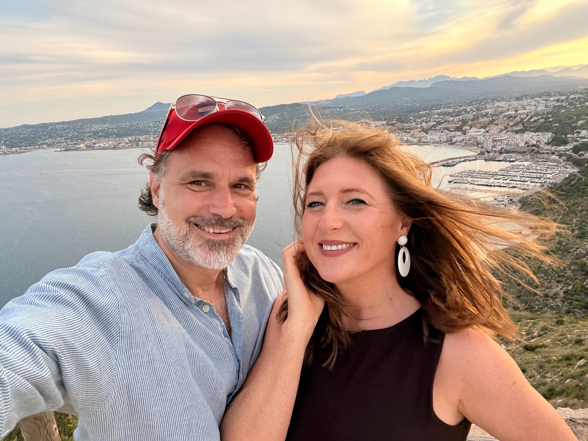 Jan und Lena mit Blick auf die Küste